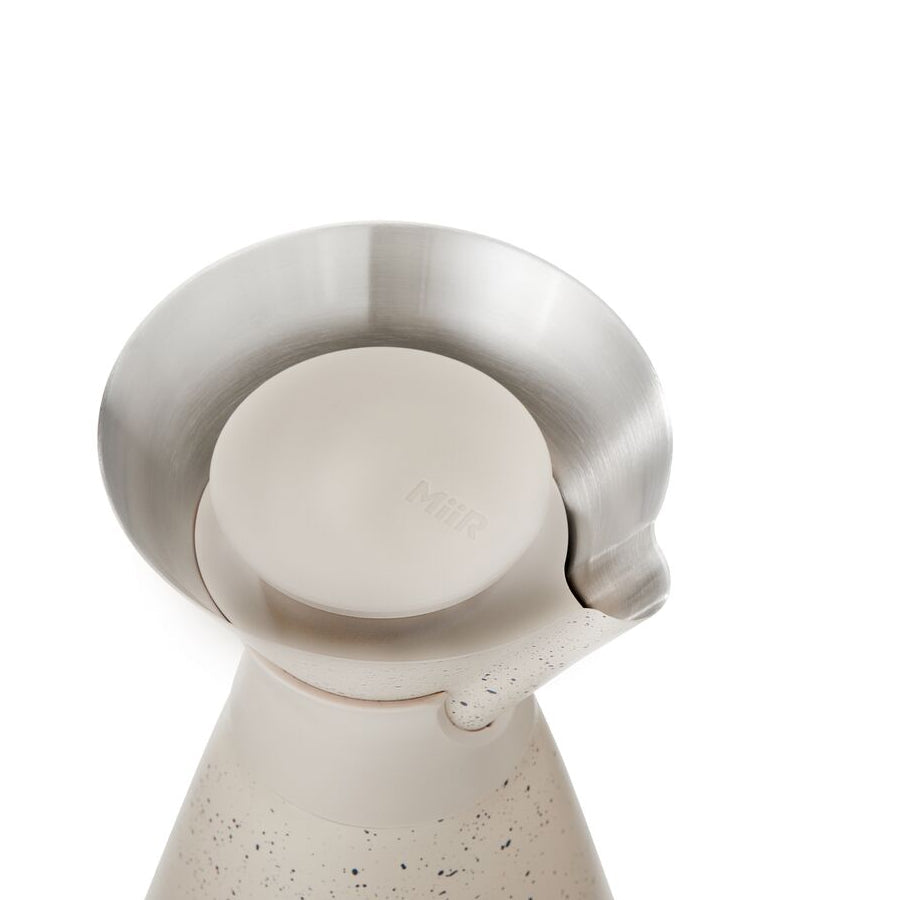new-standard-carafe-n6 WebPDP-33oz_New_Standard_Carafe_Desert_Tan_Speckle_Studio__CAR1SVOS224_45_Lid_On.jpg